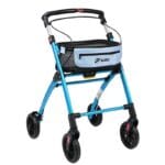 Mobilex Jaguar inomhusrollator – blå Jaguar inomhusrollator Mobilex i ljusblått med bricka och nätkasse sedd snett framifrån