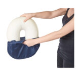 Mörkblå oval sittring ovanifrån med central öppning