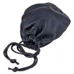 Luppen placerad på en tidningssida med förstorad text synlig genom domen