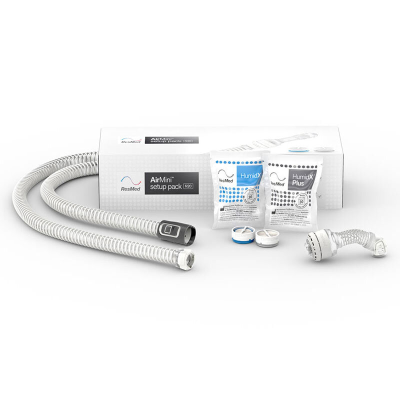 ResMed AirMini Setup Paket N20 – slang, connector och HumidX befuktning ResMed AirMini setup paket N20 med slang, N20-connector, HumidX och HumidX Plus befuktningskapslar framför förpackning