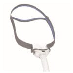 Näskuddemask AirFit P10 från Resmed – CPAP-mask med grått huvudband och vita näskuddar vid sömnapné