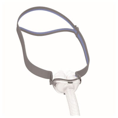Näskuddemask AirFit P10 från Resmed – CPAP-mask med grått huvudband och vita näskuddar vid sömnapné