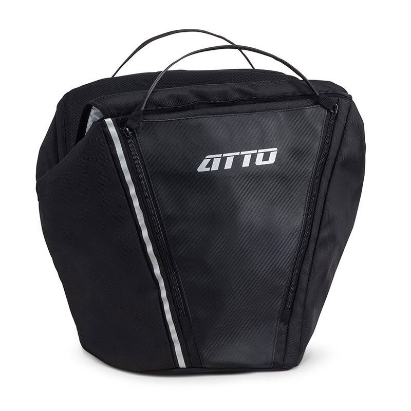 Atto väska öppnad med fack för tillhörigheter