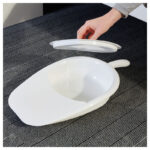 Vitt sängbäcken från sidan med sluttande front