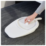 Vitt sängbäcken utan lock öppen