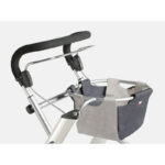 Trust Care Korg Stor Lets Go – grå textilkorg monterad under brickan på Lets Go inomhusrollator