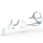 AirFit F20 helmask uppdelad i alla komponenter med knärör, maskram, mjukdel och blågrått huvudband