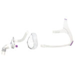 AirFit F20 For Her helmask uppdelad i alla delar med knärör, maskram, mjukdel och lila-vitt huvudband