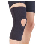 Camp Scandinavia knäskydd Active X Sleeve – svart pådragsknäortos med synlig patellaöppning på knät, bild 1