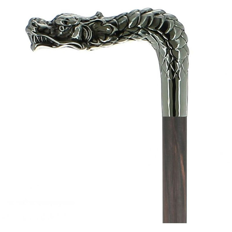 Närbild på drakhandtaget i silverpläterad tenn – detaljerat hantverk