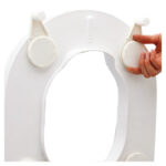 Hi-Loo monterad på toalett med synligt intimurtag