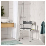 Vit Etac Swift duschstol med grå ryggdyna i bakgrund