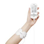 Hand håller Yuwell SDP-330 med elektrod på handleden