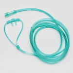 Grön näsgrimma med syrgasslang till syrgaskoncentrator