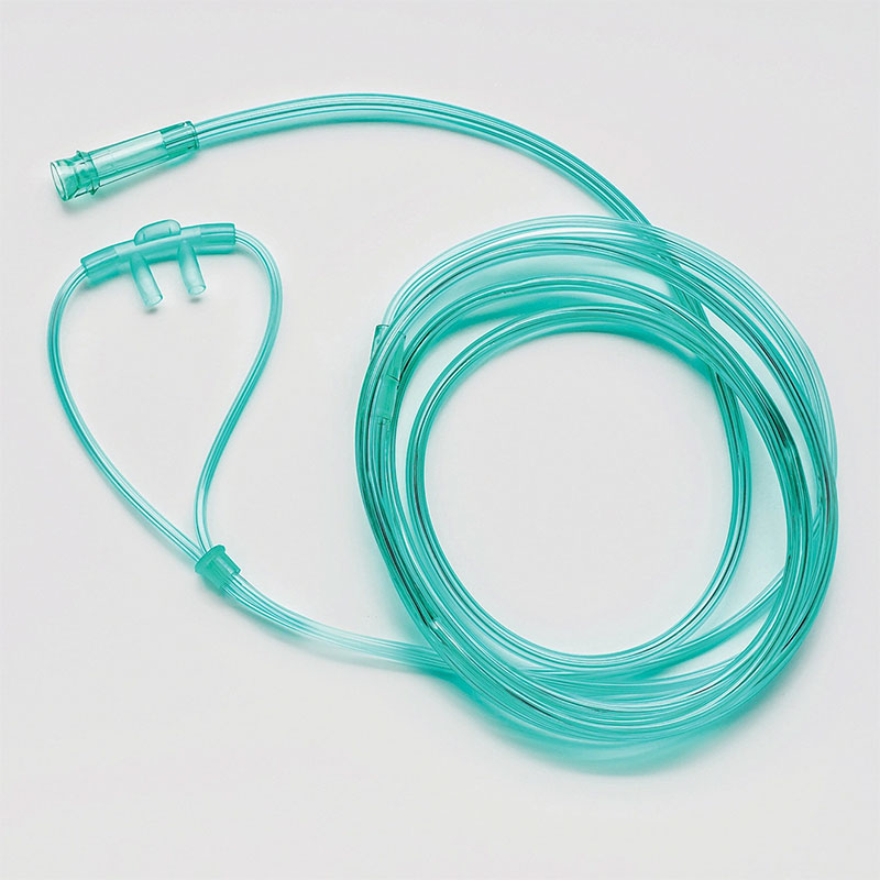 Grön näsgrimma med syrgasslang till syrgaskoncentrator