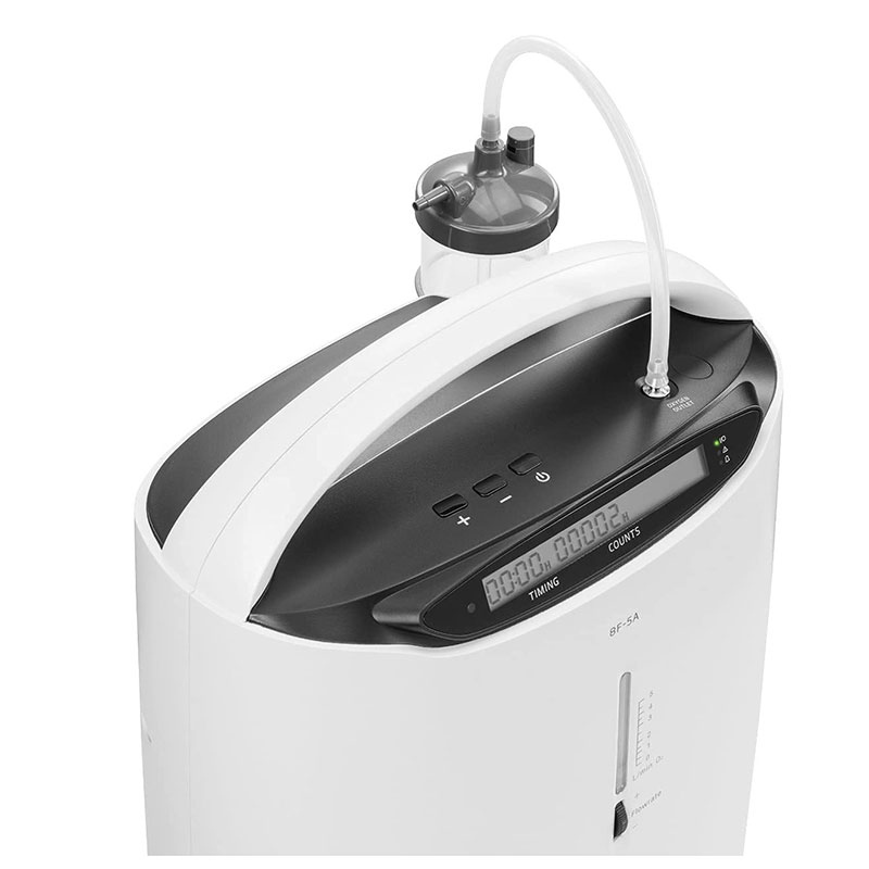 Närbild ovansida med LCD-skärm kontrollknappar och luftfuktarflaska