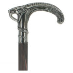 Närbild på ormhandtaget i silverpläterad tenn – detaljerat hantverk