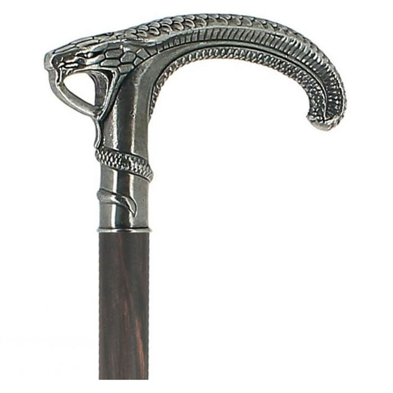 Närbild på ormhandtaget i silverpläterad tenn – detaljerat hantverk