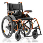 Yuwell Elrullstol Tim I med stora bakhjul joystick och orange aluminiumram för inomhus och utomhus