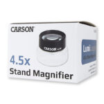 Luppen står på en karta med förstorad yta synlig genom linsen