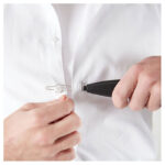 Närbild på metallkroken som fäster knappar