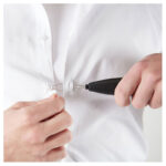 Knappknäpparen används på en skjortknapp