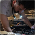 Svart lampa buren av person över halsen