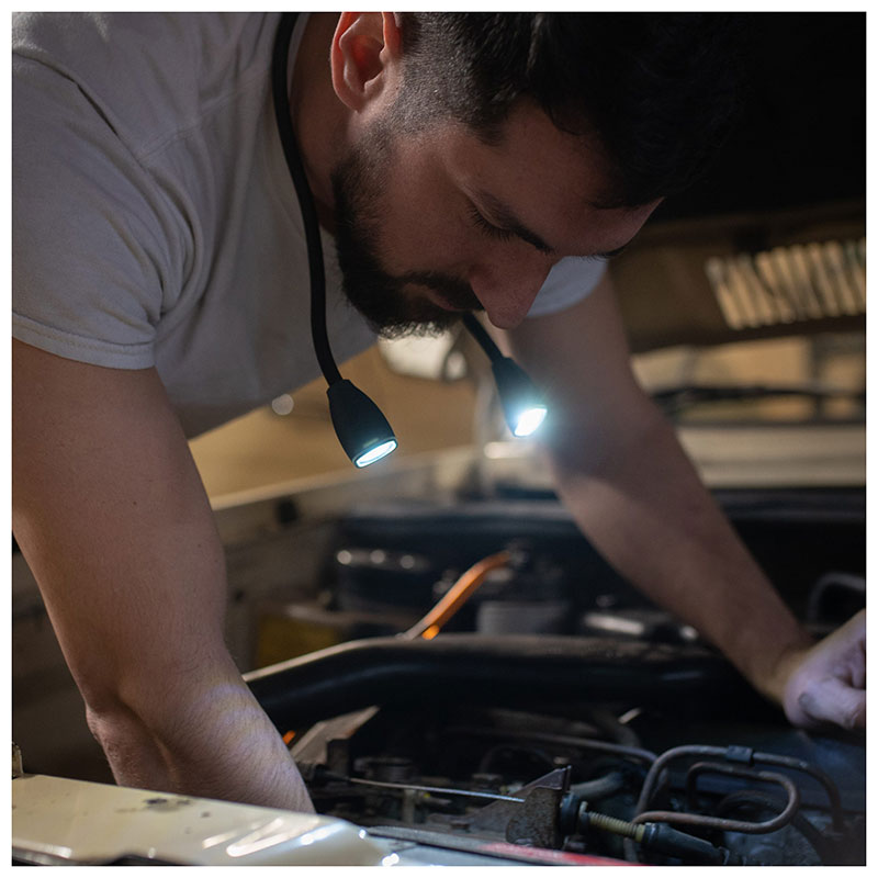 Svart lampa buren av person över halsen