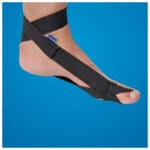 Mediroyal Hallux Valgus Band monterat på fot med elastiskt stöd runt stortå och fotled