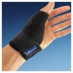 Mediroyal NRX Tumortos Kort — svart perforerad neopren-tumortos på vänster hand med handledsband