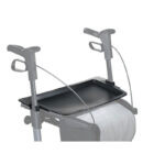 Topro bricka Olympos ATR M Slim — avtagbar serveringsbricka rollator sits monterad på Olympos-rollator