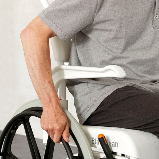 Etac Clean 24 duschrullstol med drivhjul för självkörning