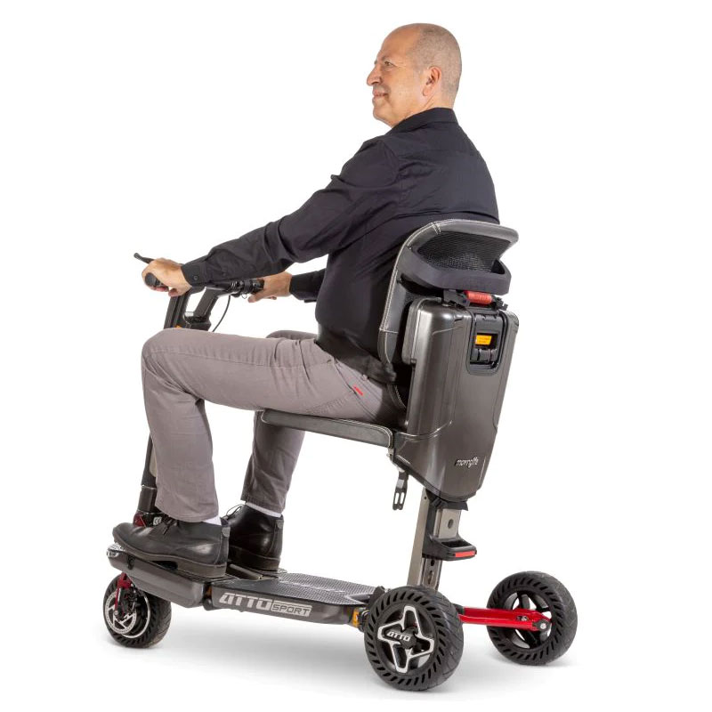 Man sitter på Atto Sport elscooter med Komfort ryggstöd monterat, sedd från sidan