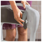 Etac Mjuk Dyna Rygg Swift Duschstol – grå ryggdyna fästs på vit Etac Swift duschstol