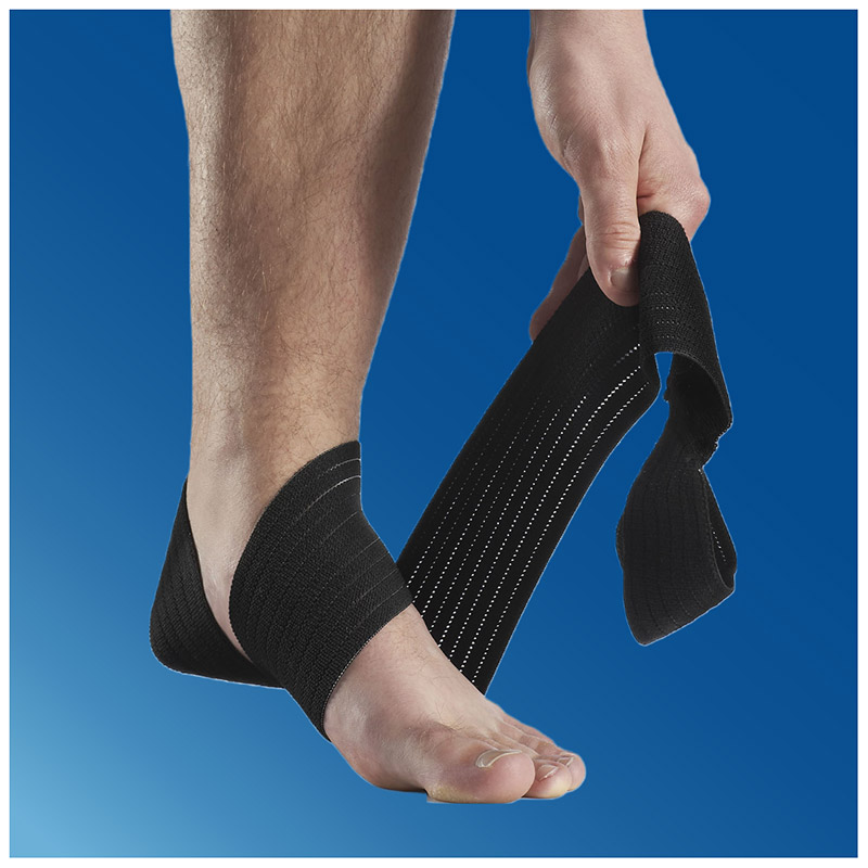 Svart elastiskt lindningsbandage hoprullat redo för användning