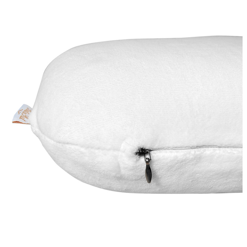 Vitt kuddfodral närbild på dragkedjan