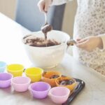 Närbild på silikonformar i pastellfärger uppifrån