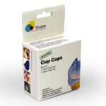 Silikonlock monterat på vit kaffemugg med blått sugrör