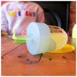 CupCaps silikonlock sträckt över glasmugg med dryck