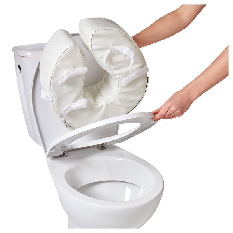 Person monterar Vitility toalettkudde på toalettsits med fyra kardborrband