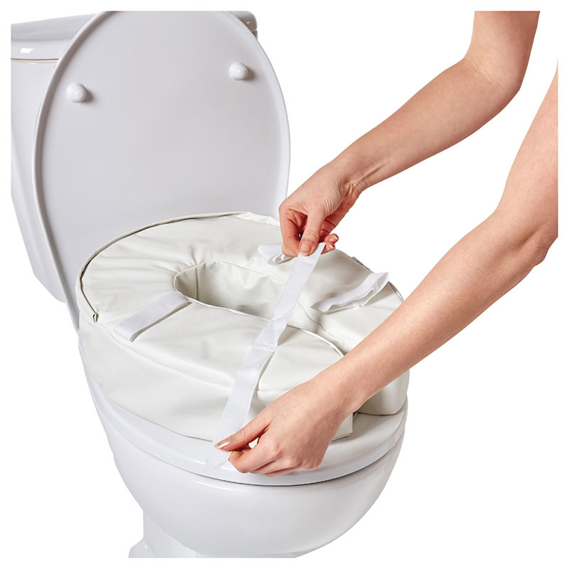 Närbild av kardborrband när Vitility sitskudde fästs på toaletten