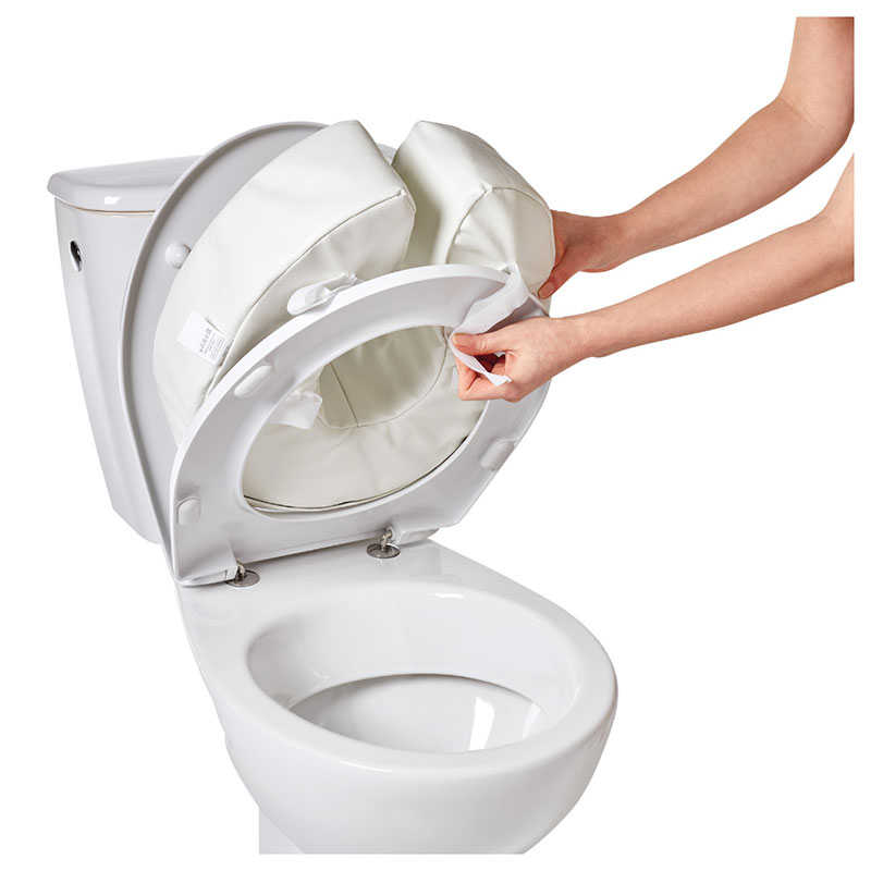 Vitility mjuk toalettsitsförhöjare i öppen position på toalett