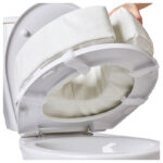 Vitility toalettkudde sett snett ovanifrån med kardborrband synliga