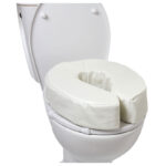 Mjuk Vitility toalettsitsförhöjare monterad på vit toalett