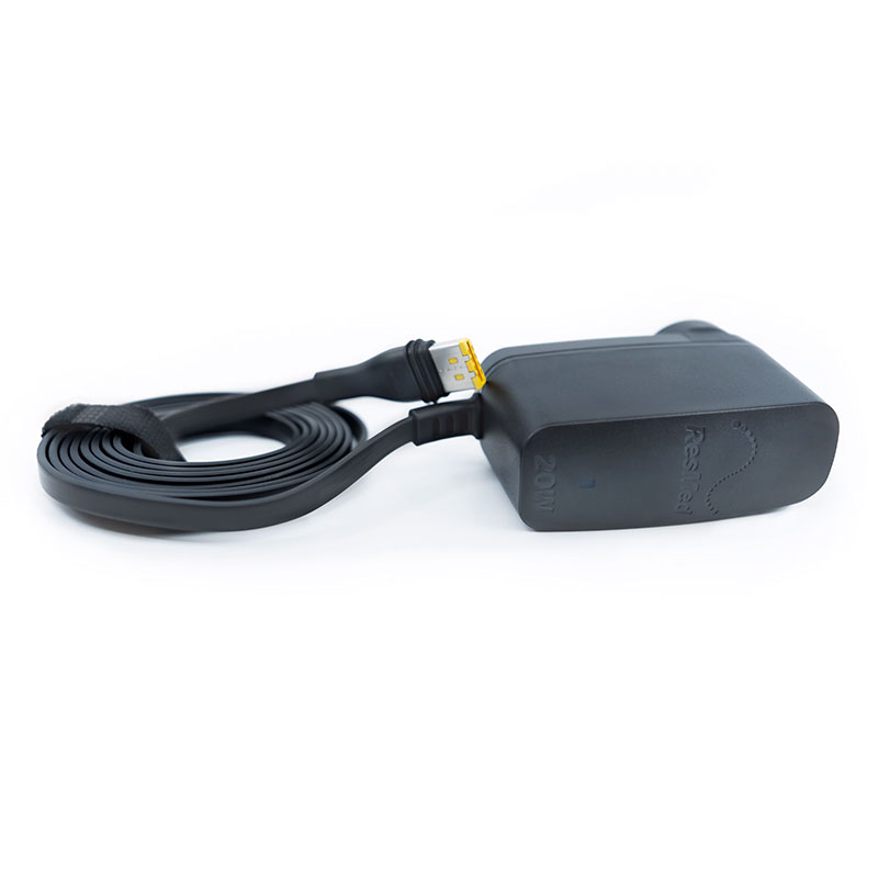Svart nätadapter med ResMed-logotyp och 20W-markering