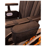 Mobilex sidoväska monterad på rullstolens armstöd med band