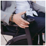 Bakvy med vårdarhandtag för transportrullstol