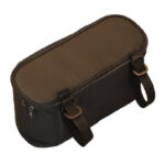 Svart sidoväska med uppöppnad dragkedja och fack synliga