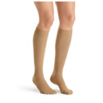 Jobst Kompressionsstrumpa ULTRASHEER – beige transparent kompressionsstrumpa på kvinnliga ben