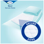 TENA Bed Secure Zone sängskydd på säng med Secure Zone-logotyp